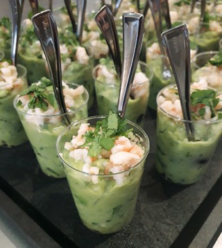 compotée d'avocats a la coriandre et crevettes…